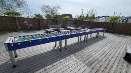 tischkicker auf einer holzterasse für 30 personen.