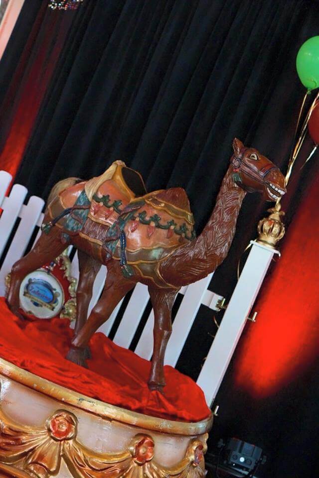 Zirkuspodest mit Karussellfigur – Bild 3