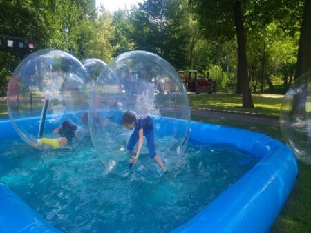 Wasserbälle mit Pool