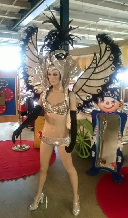 Dekofiguren mit Kostümen