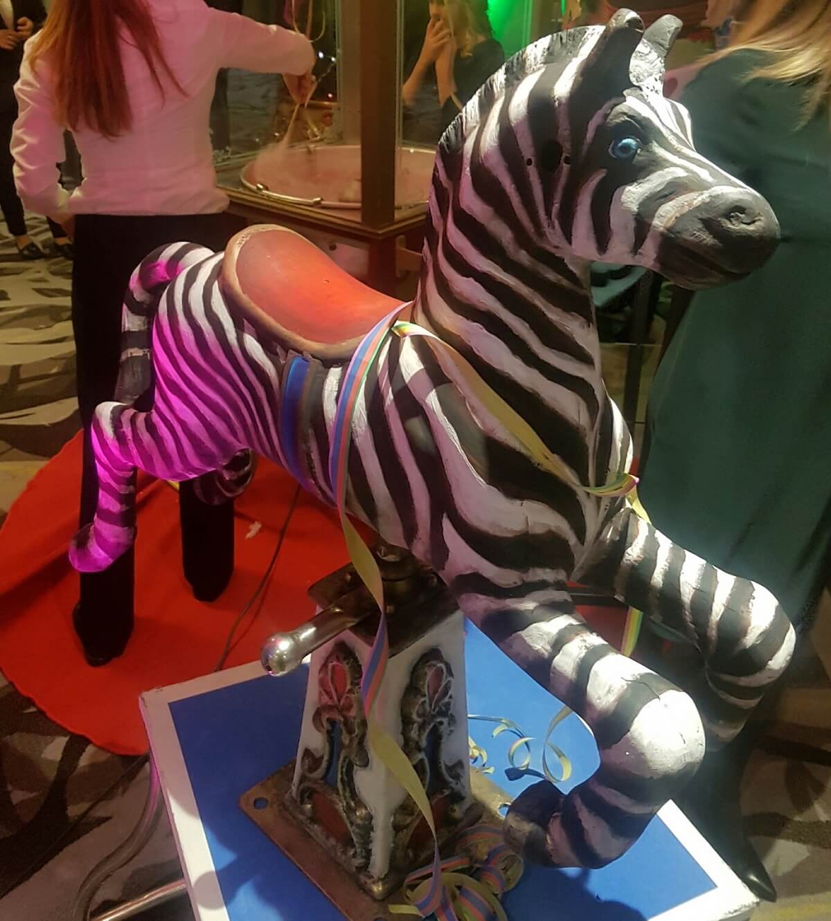 Zirkuspodest mit Karussellfigur – Bild 6