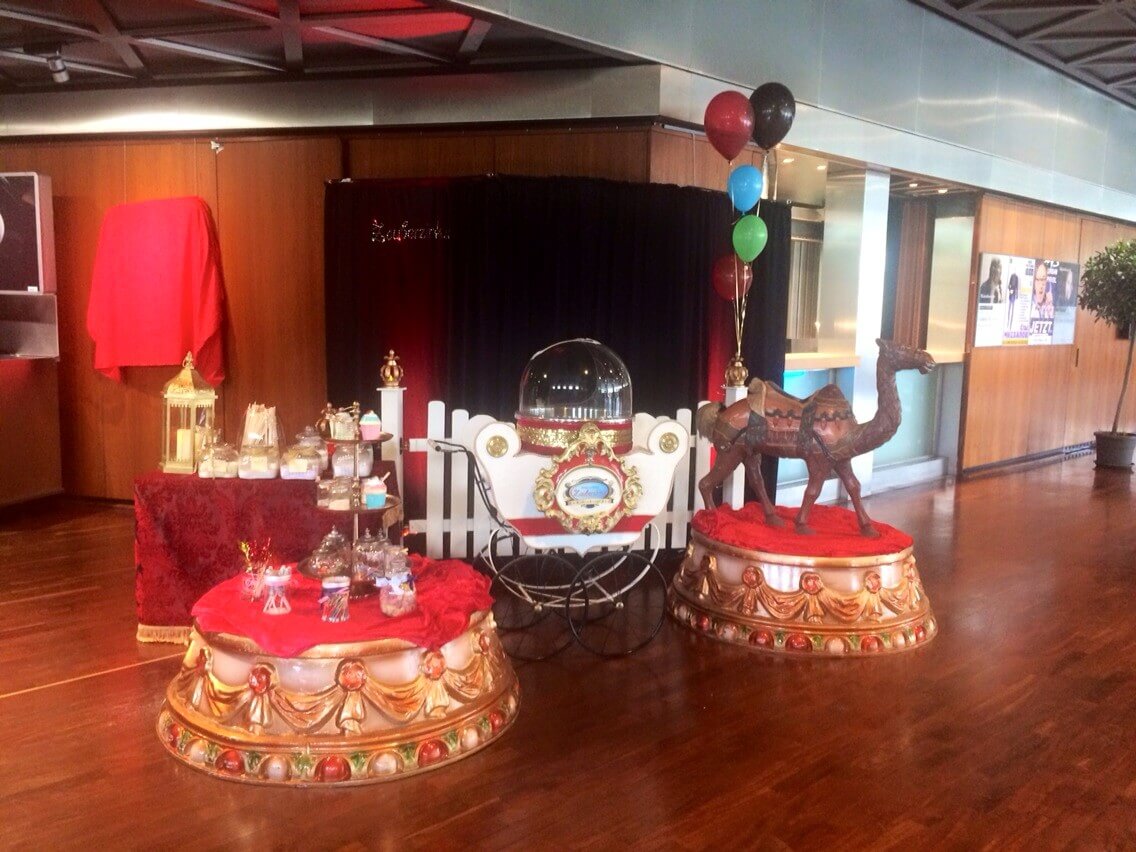 Zirkuspodest mit Karussellfigur