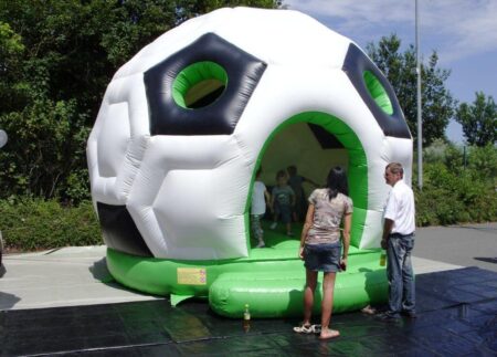 Fussball-Hüpfburg mieten