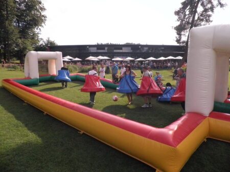 Rock Fussball mit aufblasbarem Spielfeld