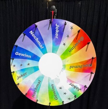 buntes glücksrad auf schwarzem hintergrund.