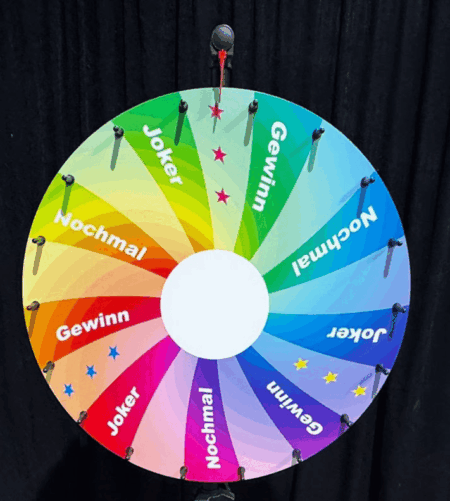ein glücksrad mit 90cm durchmesser in regenbogenfarben und 18 Feldern.