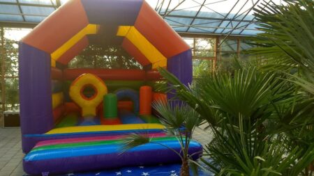 Hüpfburg mit Hindernissen mieten