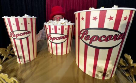 3 verschieden grosse popcornbecher gefüllt mit popcorn