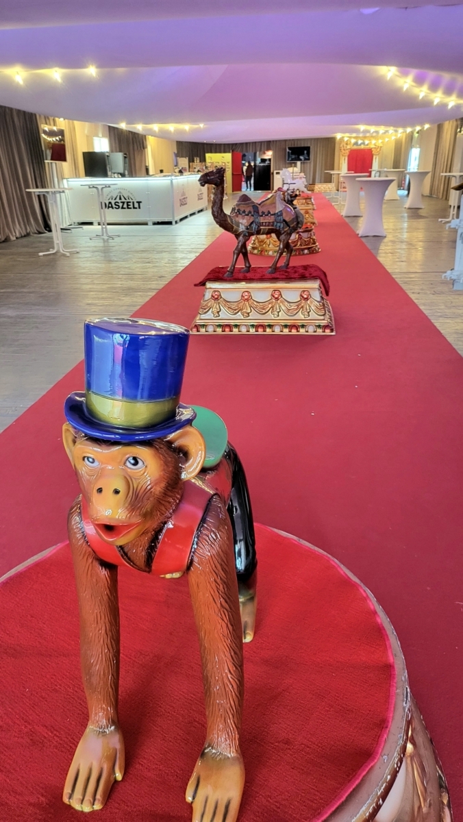 Zirkuspodest mit Karussellfigur – Bild 2