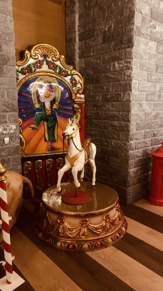 Zirkuspodest mit Karussellfigur – Bild 7