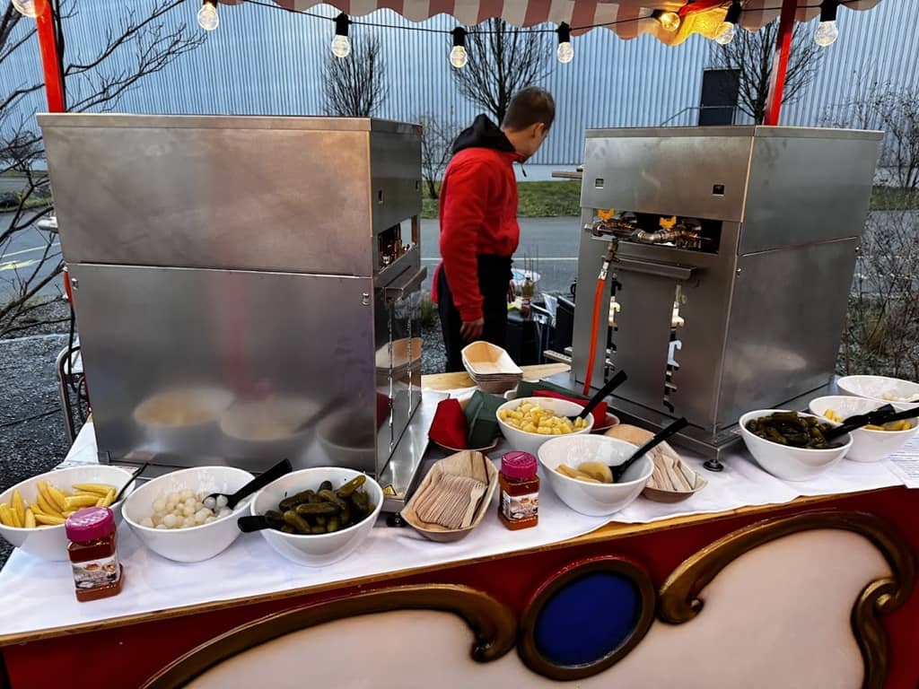 2 racletteöfen mit zubehör davor.