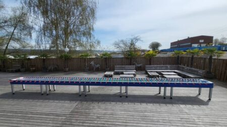 riesen tischkicker aus 5 teilen für 36 personen auf einer holzterrasse.