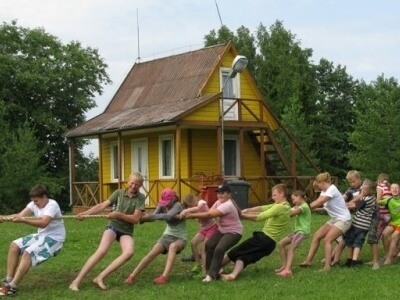 mehrere personen ziehen an einem dicken tau