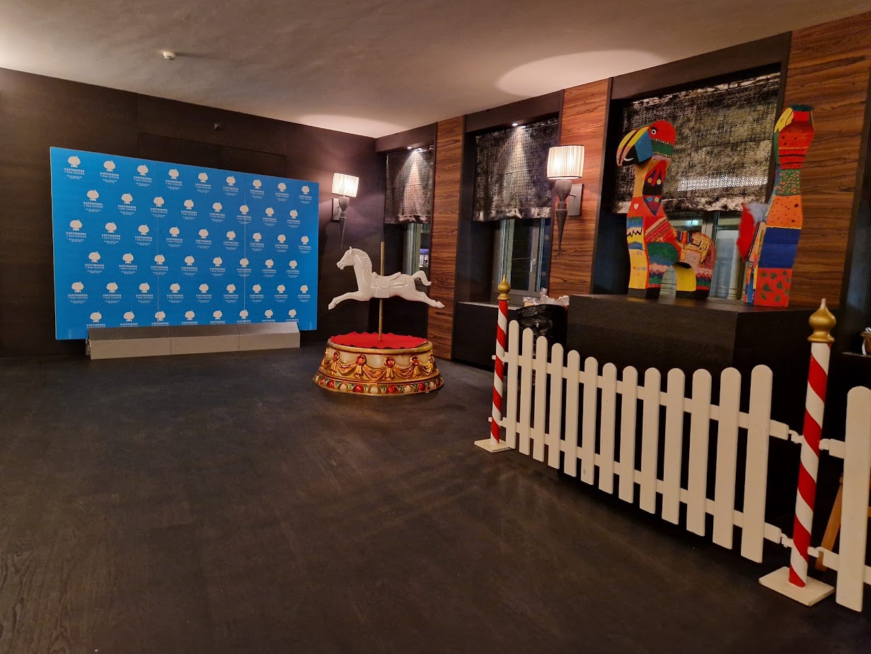 Zirkuspodest mit Karussellfigur – Bild 8