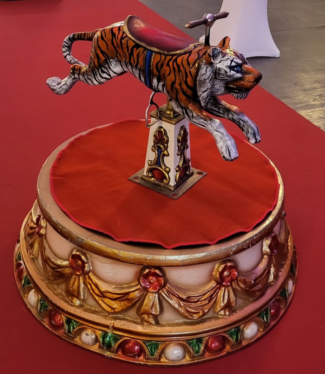 Zirkuspodest mit Karussellfigur – Bild 4